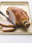 Частично нарезанная жареная свинина с треском — стоковое фото