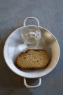 Bread and water in dish — Stock Photo