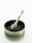 Stagno di caviale beluga con cucchiaio di perle — Foto stock