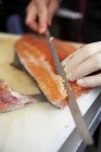Koch bereitet Lachs zu — Stockfoto