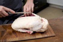 Koch bereitet Ente zu — Stockfoto