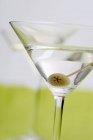 Martini com azeitona verde — Fotografia de Stock