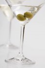 Martini mit Oliven — Stockfoto