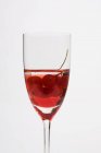 Vista ravvicinata di cocktail di ribes rosso in vetro — Foto stock