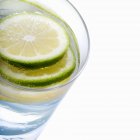 Glas Wasser mit Limettenscheiben — Stockfoto