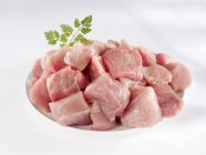 Roh gewürfeltes Schweinefleisch im Teller — Stockfoto