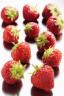 Frische Erdbeeren mit Stielen — Stockfoto