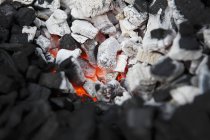 Крупный план светящейся кучи угля — стоковое фото