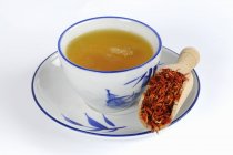 Чай с лепестками сафлора — стоковое фото
