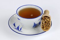 Xícara de chá raiz Woad — Fotografia de Stock