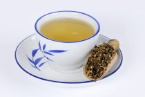Chá Dabdelion na xícara — Fotografia de Stock
