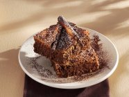 Gâteau au chocolat avec petits pains et sucre glace — Photo de stock