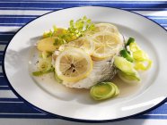 Bacalhau com limão e batatas — Fotografia de Stock