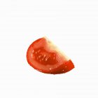 Cuña de tomate con gotas de agua - foto de stock