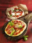 Pizza con tomates y mozzarella - foto de stock