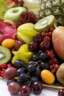 Fruits exotiques sur assiette — Photo de stock