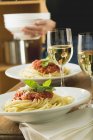 Espaguete bolonhesa e vinho branco — Fotografia de Stock