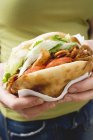 Mani che tengono il kebab — Foto stock