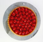 Torta de cereja em placa de metal — Fotografia de Stock
