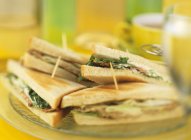 Sandwiches de atún en tostadas - foto de stock