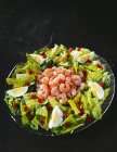 Salada com camarões e ovos — Fotografia de Stock