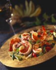 Primo piano vista di insalata di gamberetti piccanti con lime — Foto stock