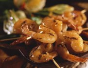 Brochettes de crevettes grillées — Photo de stock