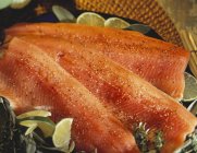 Filetes de salmão frescos com especiarias — Fotografia de Stock