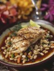 Рибне філе на соусі з квасолі на тарілці — стокове фото