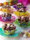Nidos de Pascua de chocolate en revestimientos de magdalenas - foto de stock