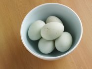 Huevos blancos en bowl - foto de stock