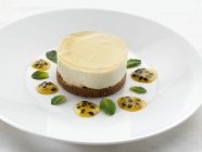 Tarta de queso de flor de saúco en plato - foto de stock