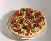 Pizza de salami con aceitunas - foto de stock