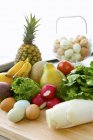 Крупный план свежих овощей, фруктов и яиц — стоковое фото