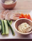 Ciotola di Hummus con Verdure — Foto stock