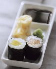 Maki sushi, gari gingembre et sauce — Photo de stock