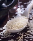 Cucchiaio pieno di riso crudo — Foto stock