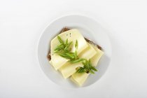 Brot mit Käse belegt — Stockfoto
