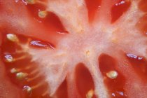 Нарізаний червоний свіжий помідор — стокове фото