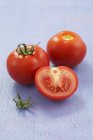Ganze Tomaten und die Hälfte — Stockfoto