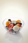 Ensalada de frutas en tazón - foto de stock