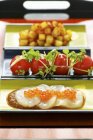 Nahaufnahme von Kartoffel-Masala mit Jakobsmuscheln-Sashimis und Tomaten — Stockfoto