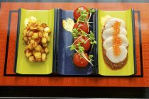 Masala di patate con sashimi di capesante e pomodorini — Foto stock