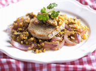 Costeleta de porco com lentilhas e cebola vermelha — Fotografia de Stock