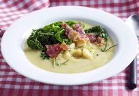 Vue rapprochée de la soupe au céleri avec bacon et chou de Savoie — Photo de stock