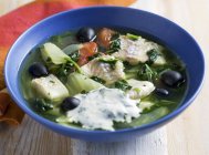 Рыбный суп со шпинатом и базиликовым йогуртом — стоковое фото