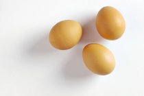 Три коричневих яйцях — стокове фото
