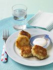 Mini-Fischkuchen mit Dip-Sauce — Stockfoto