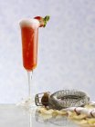 Erdbeer-Champagner und Sektkorken — Stockfoto
