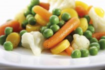 Verduras mixtas de verano en plato blanco - foto de stock